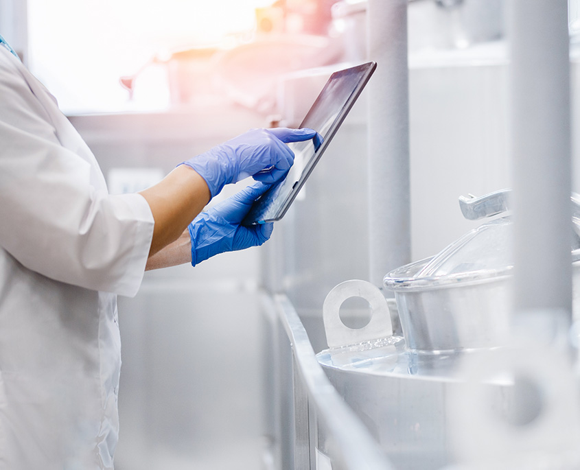 Nærbilde av en kvinnelig lege som bruker et nettbrett