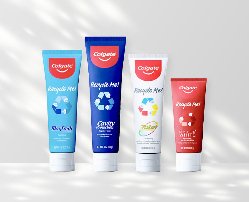 Ung kvinne pusser tennene