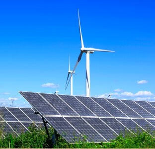 Solcellepaneler og vindmøller