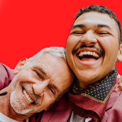 par som har det gøy og viser frem smilene sine