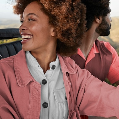 smilende par på eventyr