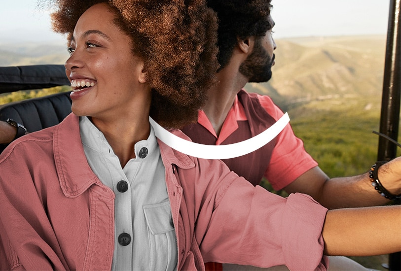 smilende par på eventyr