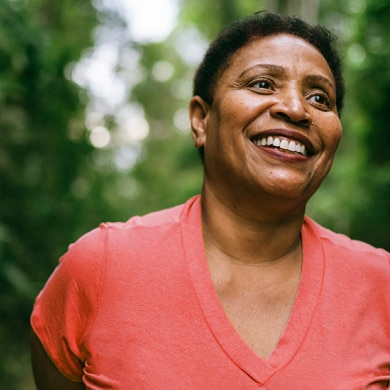 Eldre kvinne som smiler