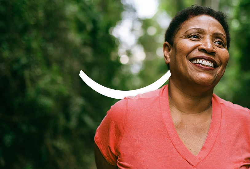 Eldre kvinne som smiler