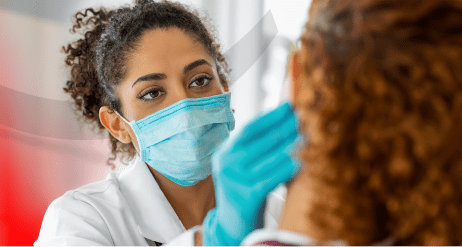 Tannhelsepersonell som hjelper til 