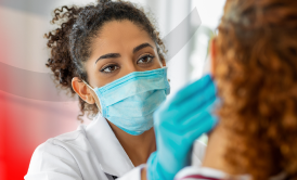 Tannhelsepersonell som hjelper til 