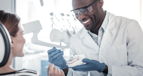 Tannlege som behandler en kvinne