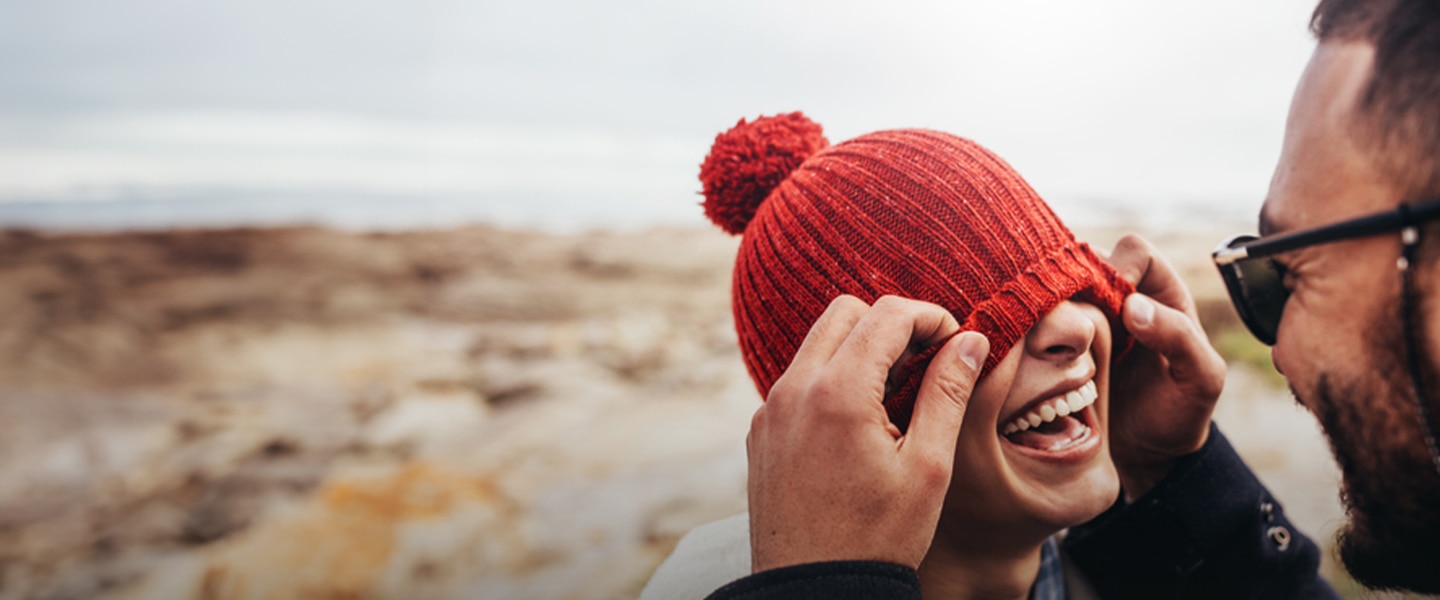En smilende kvinne med ryggsekk på tur med en venninne på landsbygda