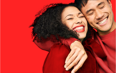 Kvinne og barn ler i en sklie