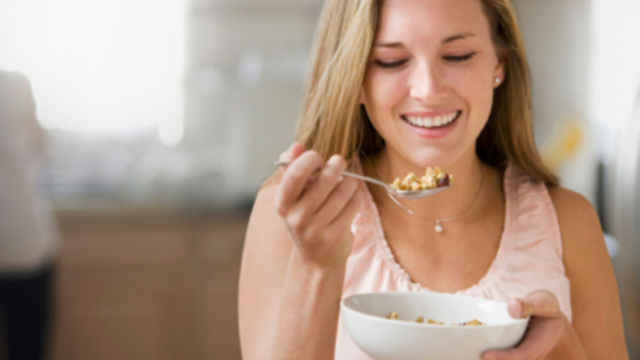 kvinne som spiser frokostblanding
