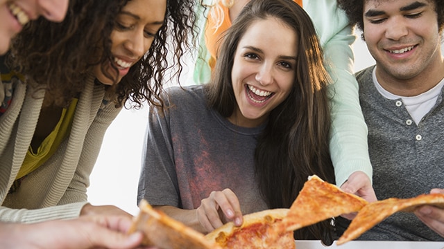 venner spiser pizza