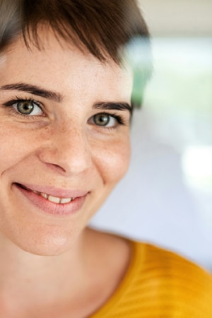 ung kvinne som smiler