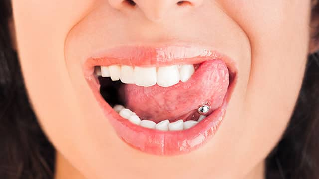 kvinne med oral piercing