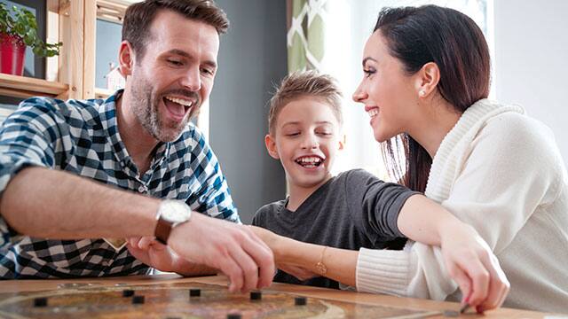 Lykkelig familie som smiler 
